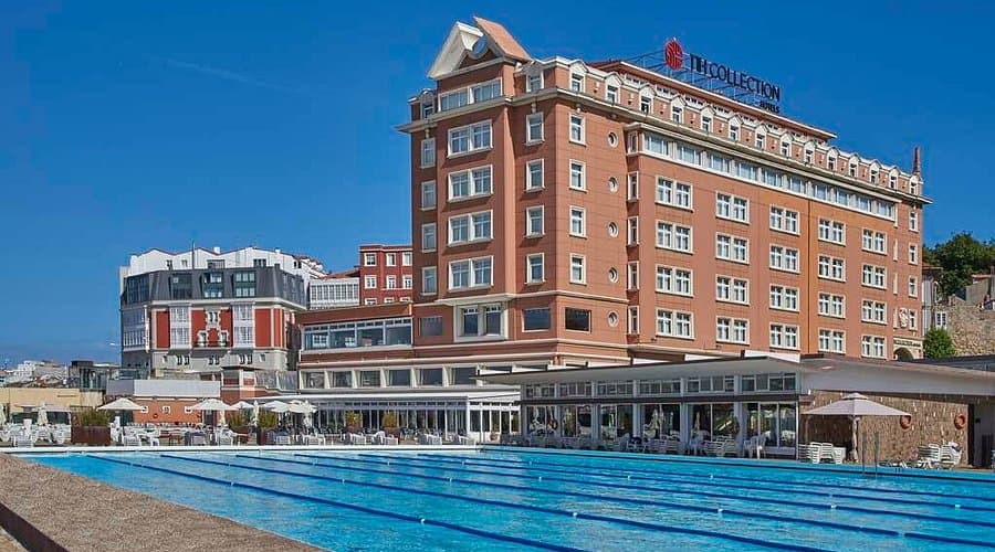 Vista exterior del NH Collection A Coruña Finisterre con piscina al aire libre