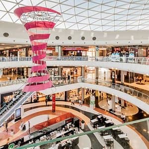 Interior del Centro Comercial Cuatro Caminos con decoración espiral y múltiples niveles