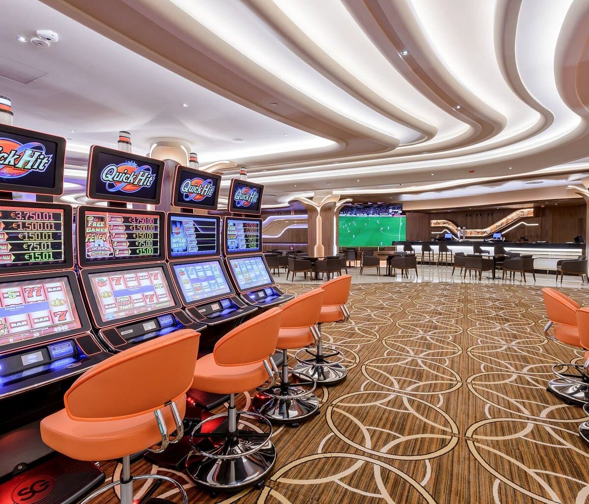 Interior del Casino de Vigo con máquinas tragaperras y zona de bar
