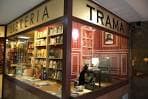 Vista interior de la Librería Trama con estanterías y mostrador