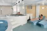 Zona de spa moderna con jacuzzi y tumbonas