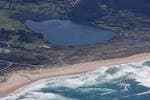 Vista aérea de la playa de Doniños y su laguna interior