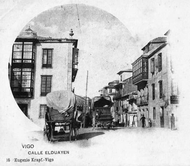 Vista histórica en blanco y negro de la Calle Elduayen con edificios y personas