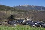 Aldea rural con montañas al fondo en la región de Pena Trevinca