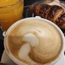 Café con leche y cruasán en primer plano