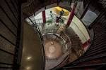 Péndulo de Foucault y escalera de caracol en el interior del museo