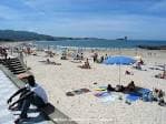Playa de Samil concurrida con sombrillas y bañistas