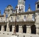 Primer plano de la entrada principal de la Casa Consistorial de Lugo.