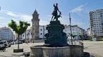 Vista de la Praza dos Irmáns García Naveira con fuente y edificios históricos