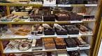 Expositor de la turronería con diferentes tipos de turrones y especialidades