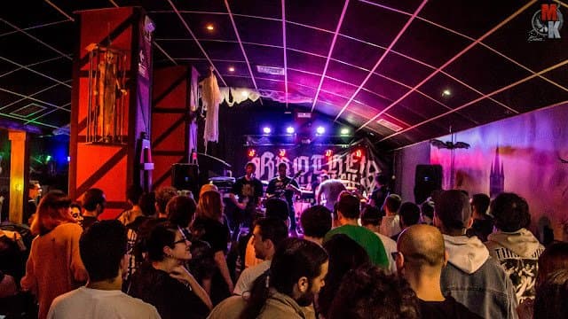 Interior de la Sala Transylvania durante un concierto con público y escenario iluminado