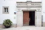 Detalle de la entrada principal con el nombre 'Arquivo Biblioteca' y 'Museo das Mariñas'