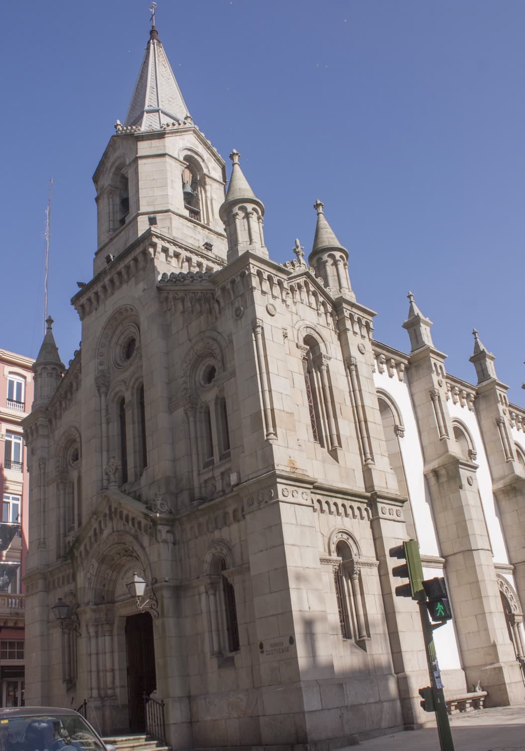Vista exterior de la Iglesia Castrense de San Andrés bajo cielo azul