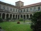 Claustro interior del Convento de San Domingos de Bonaval con arcos y jardín central