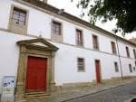 Vista exterior del Centro Cultural Torrente Ballester con puerta roja