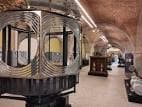 Detalle de una lente de faro en exhibición dentro de una sala abovedada del museo