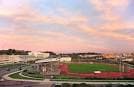 Pista de atletismo y campo deportivo del Campus de Elviña al atardecer