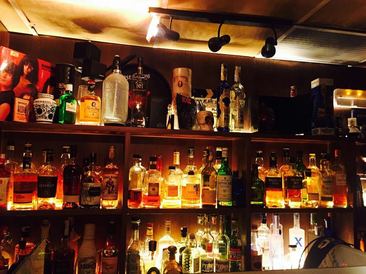 Estantería de licores bien surtida en el interior del pub