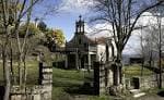 Capilla de San Benito da Cova do Lobo en su entorno natural con vistas