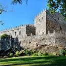 Imponente fachada de la Fortaleza do Castro rodeada de césped