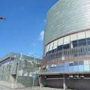 Vista exterior del Palacio de Congresos con fachada curva de cristal