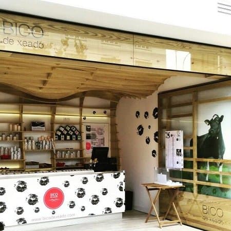 Interior de la heladería Bico de Xeado con mostrador y decoración