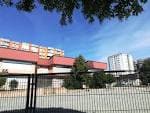 Panorámica exterior del Colegio Campolongo con su fachada y valla perimetral