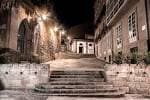 Callejón empedrado de la Calle Bailén en Ourense iluminado por la noche