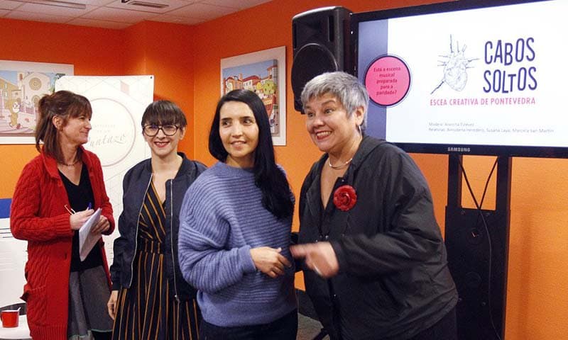 Entrega de premios o reconocimiento en un evento con pantalla de fondo