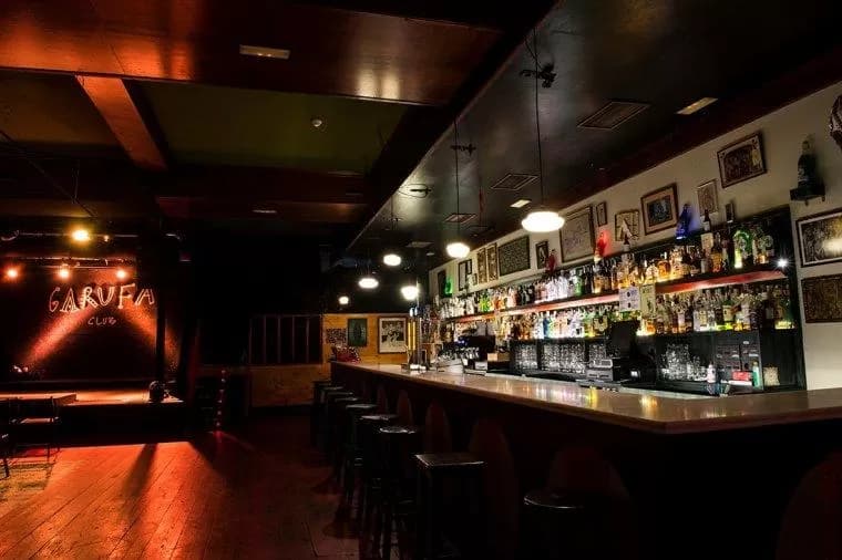 Interior de la Sala Garufa Club con barra y escenario