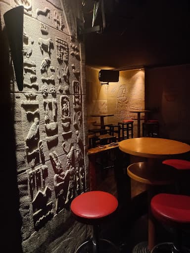 Interior de Templo Lounge Bar con asientos y decoración de pared