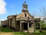 Vista frontal de la Capilla de San Benito da Cova do Lobo con su balcón y campanario