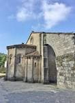 Vista lateral del ábside de la Colegiata do Sar con sus contrafuertes