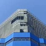 Detalle arquitectónico de la fachada superior de la Facultad de Diseño