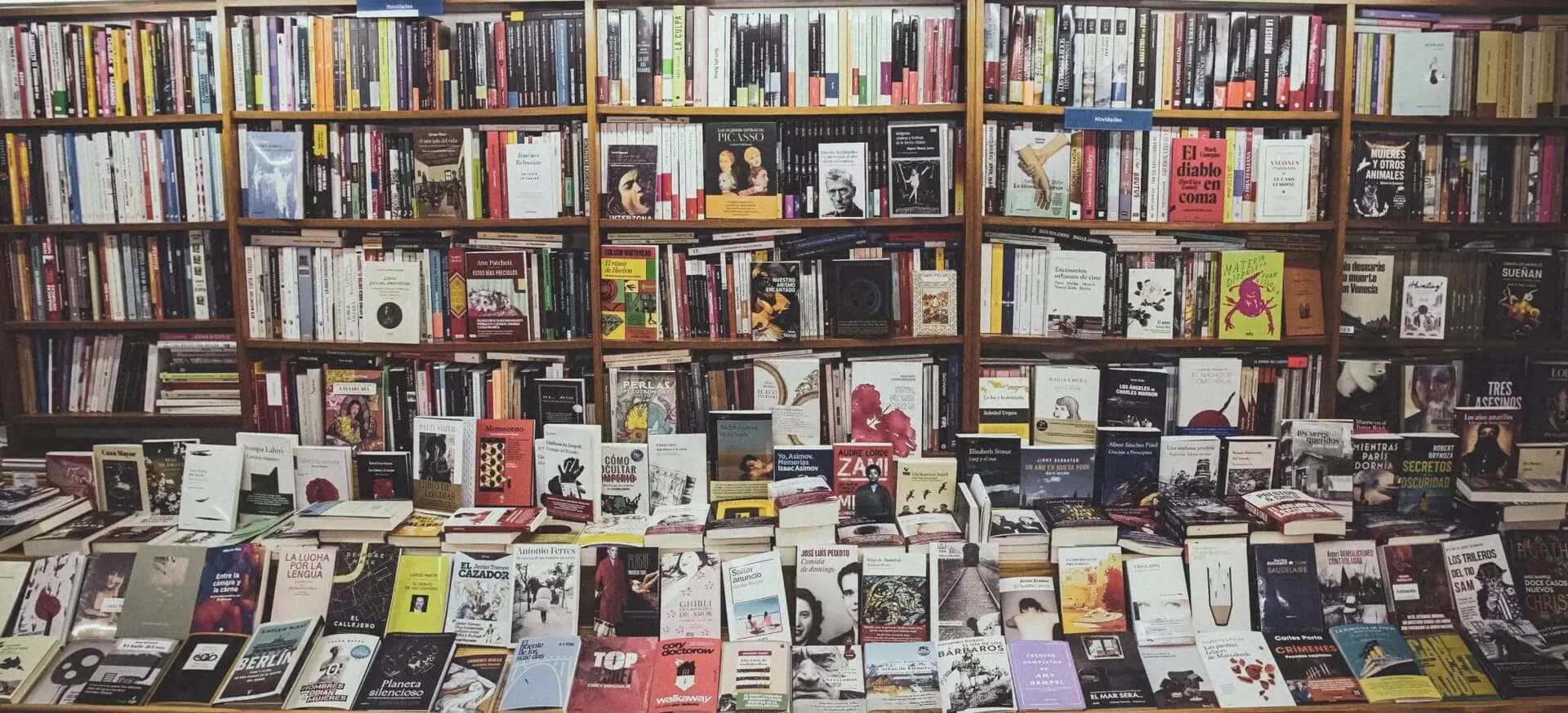 Interior de la Libraría Paz con estanterías repletas de libros