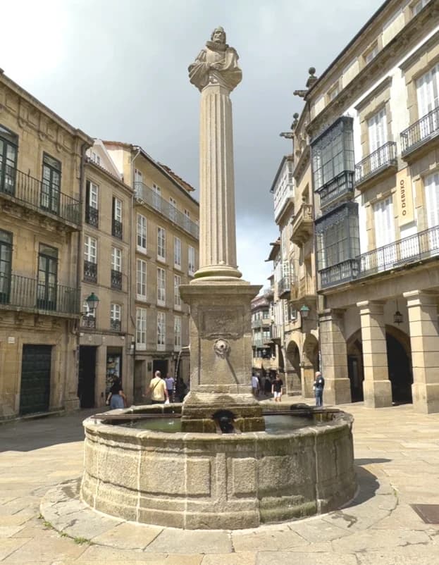 Vista frontal de la fuente de Cervantes en la plaza.