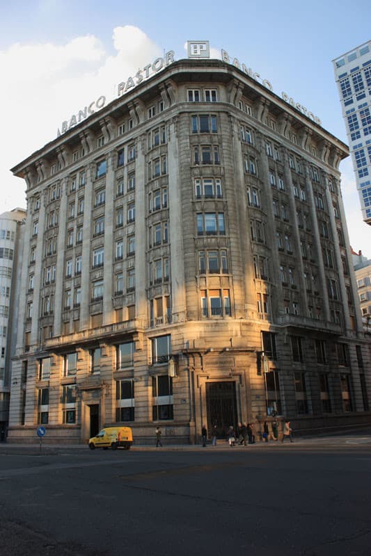 Vista exterior del Edificio del Banco Pastor con luz cálida del atardecer