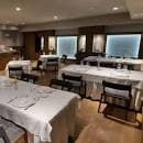 Salón principal del restaurante con mesas dispuestas para el servicio