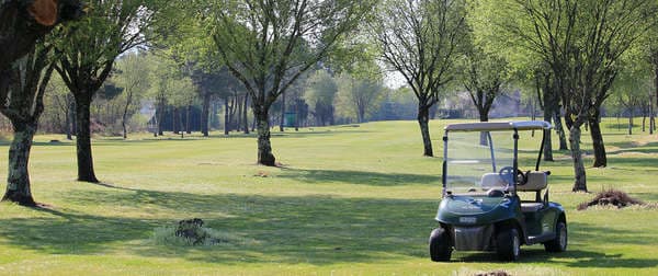 Campo de golf con carrito en Santiago de Compostela