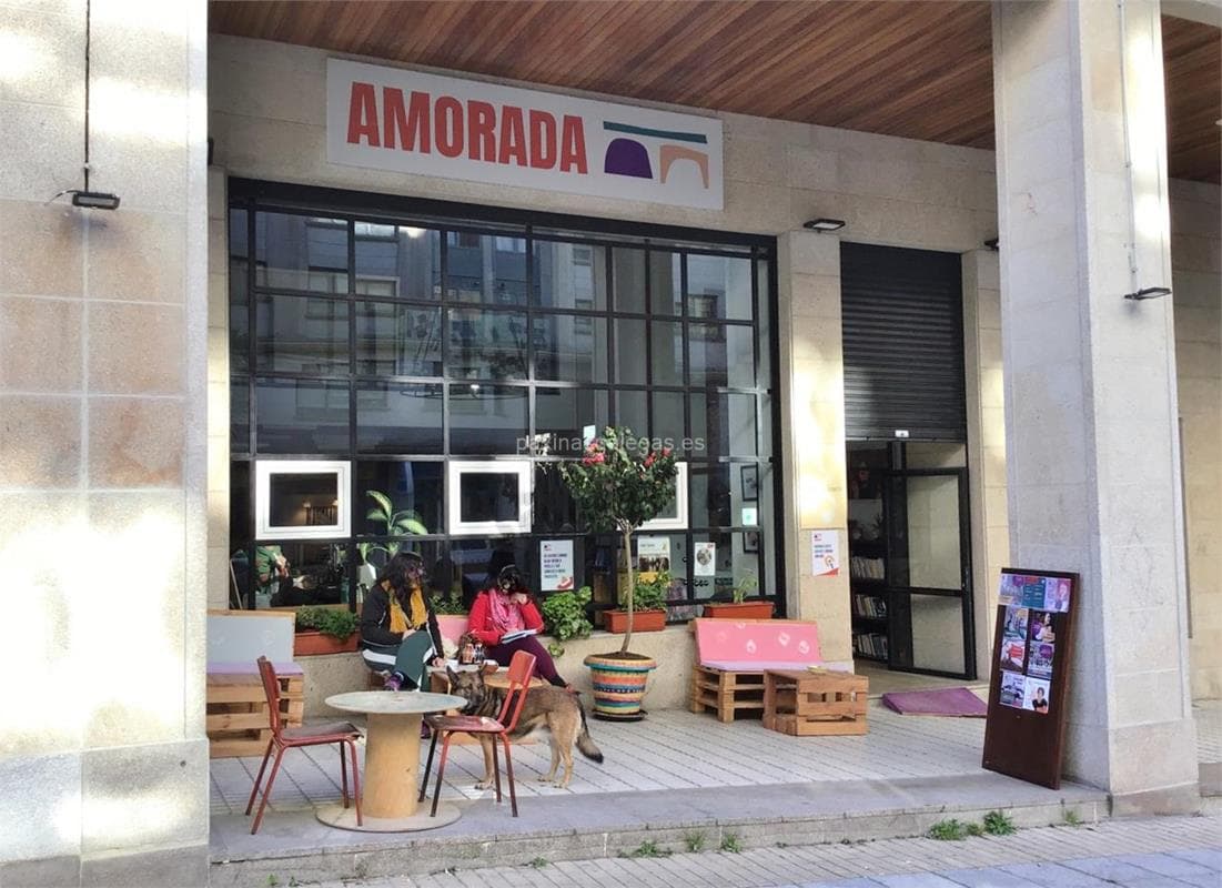 Fachada exterior de A Morada Cooperativa con entrada y zona de terraza