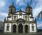 Fachada principal de la Concatedral de San Julián bajo un cielo azul