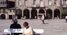 Personas disfrutando de la Plaza de A Ferraría bajo los soportales