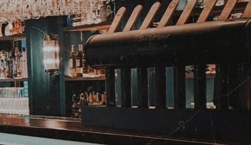 Detalle de la barra con grifos de cerveza en el interior de Ho! Gruf