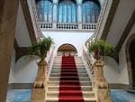 Gran escalera imperial con alfombra roja en el interior de la Casa Consistorial