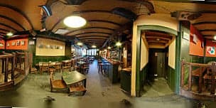 Vista panorámica del interior del Café Cultural Auriense con mesas y barra