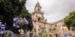Fachada de la Iglesia y Convento de Santo Domingo con vegetación y flores