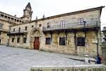 Edificio histórico de piedra en la Praza do Obradoiro con arquitectura tradicional