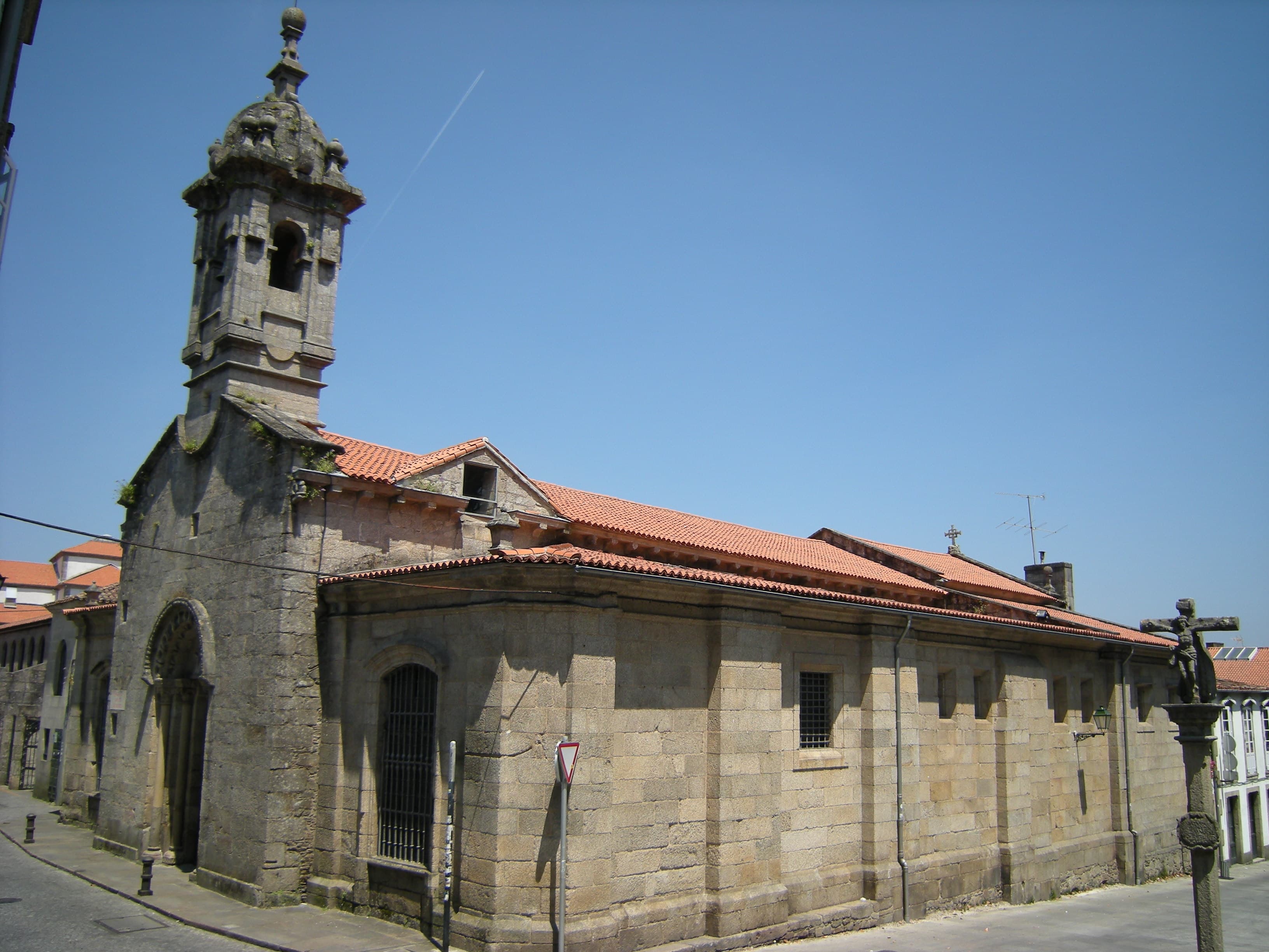 Vista lateral de la Iglesia de San Fiz de Solovio bajo cielo azul