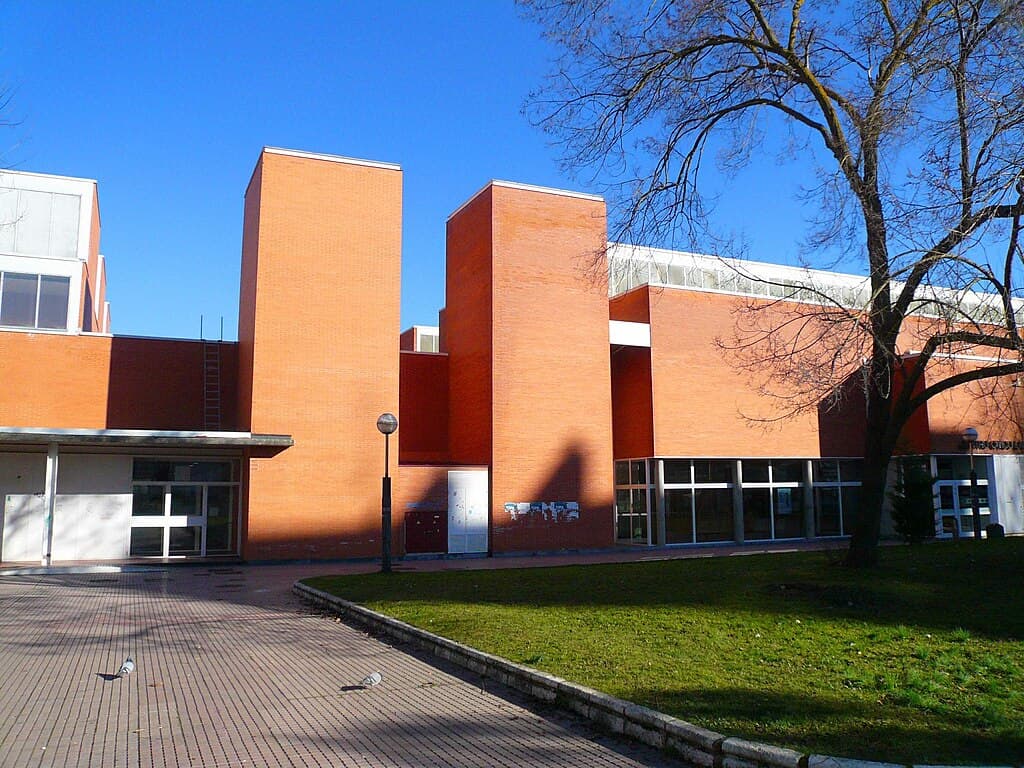 File:Vitoria - Centro Cívico Lakua 2.jpg - Wikimedia Commons