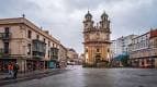 La Plaza de la Peregrina en un día nublado, mostrando la iglesia y los edificios circundantes